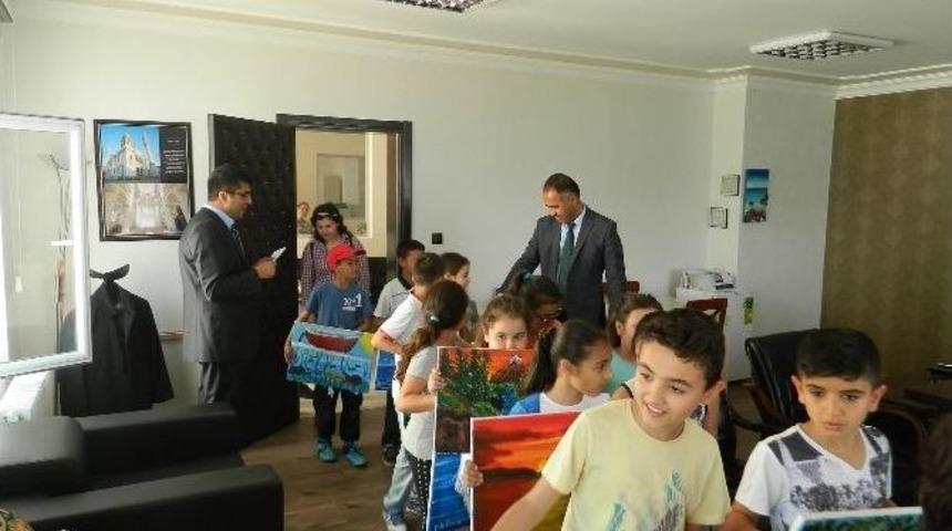 Yaşları K&uuml;&ccedil;&uuml;k Y&uuml;rekleri B&uuml;y&uuml;k &Ccedil;ocuklar