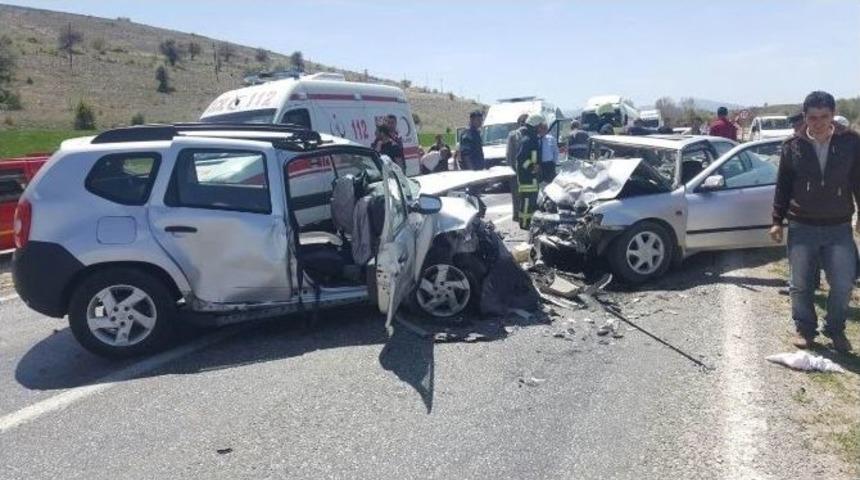 Beyşehir&rsquo;de Cip İle Otomobil &Ccedil;arpıştı: 3 Yaralı