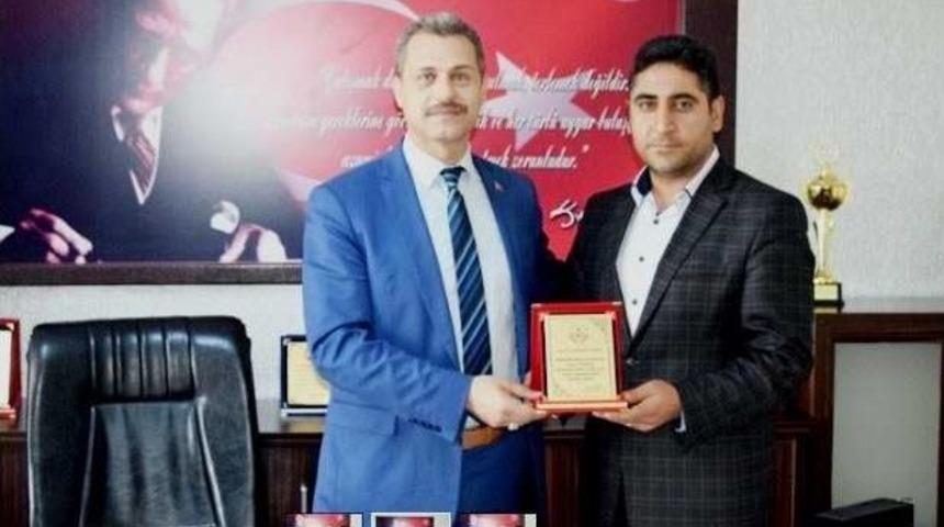 Besni İl&ccedil;e Milli Eğitim M&uuml;d&uuml;r&uuml; Yazar&acute;dan Teşekk&uuml;r Plaketi