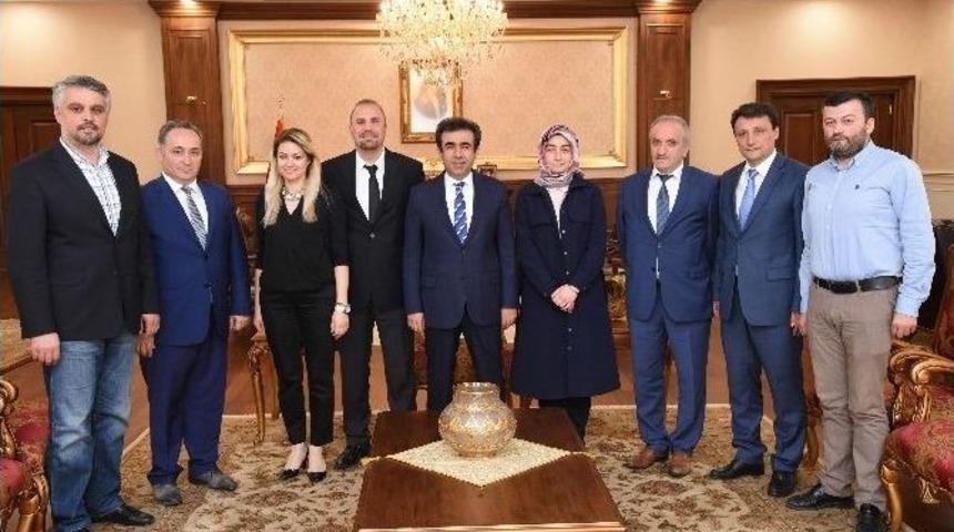 Vali Güzeloğlu Ziyaretçileri Ağırladı