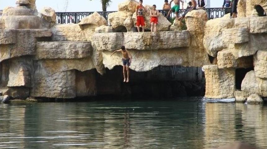 Iraklı Gençler Serinlemek İçin Denize Girdi