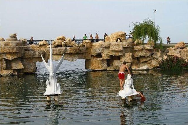 Iraklı Gençler Serinlemek İçin Denize Girdi