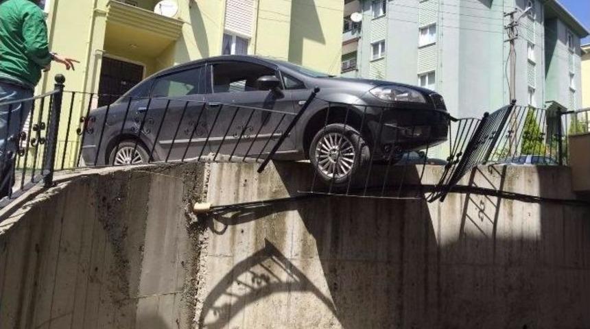 Otomobil Korkuluklarda Asılı Kaldı