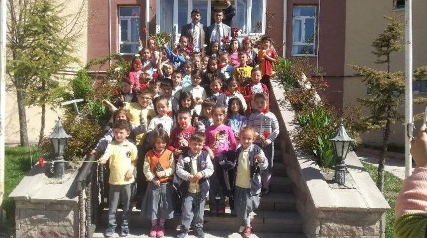 Yozgat Milli Eğitim Vakfı İlkokulu 1.sınıf &Ouml;ğrencilerinden Huzurevi&rsquo;ne Ziyaret