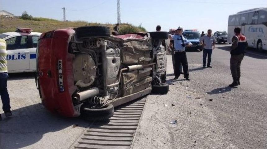 Aliağa&rsquo;da İki Otomobil &Ccedil;arpıştı: &Uuml;&ccedil; Yaralı