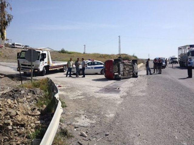 Aliağa’da İki Otomobil Çarpıştı: Üç Yaralı