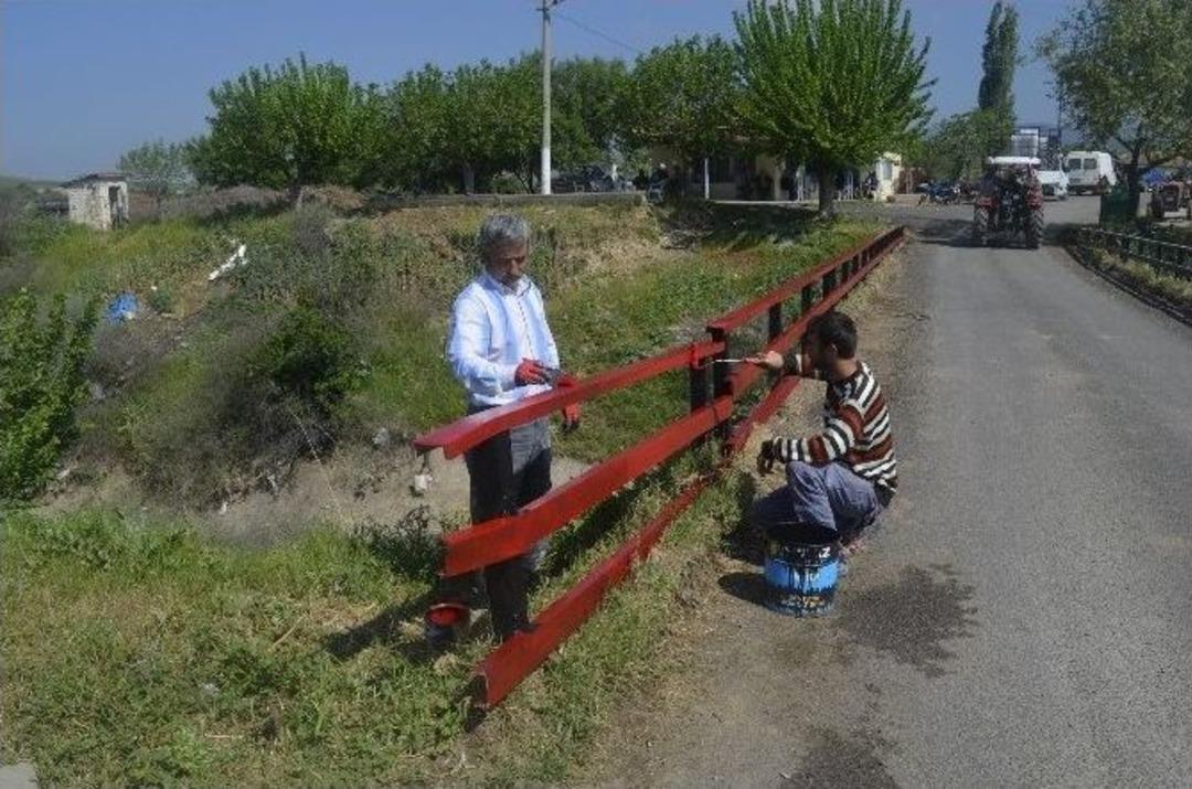 Belediyenin Boya At&ouml;lyesi Turgutlu&rsquo;yu Renklendiriyor