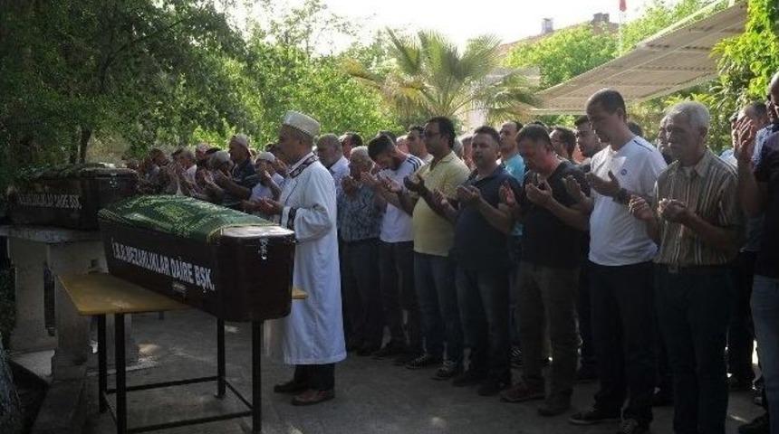 Eski Damatları Tarafından &Ouml;ld&uuml;r&uuml;len Anne-oğul Yan Yana Defnedildi