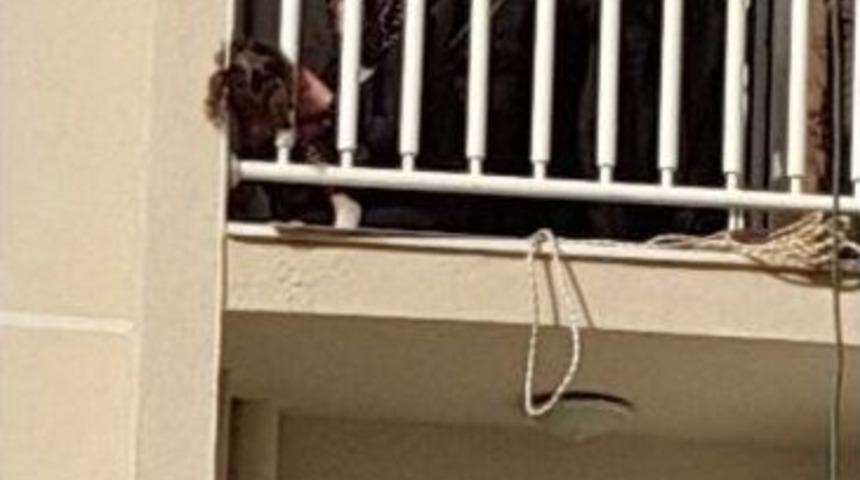 Kafası Balkon Korkuluklarına Sıkıştı