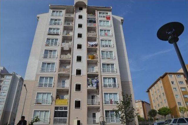 Kafası Balkon Korkuluklarına Sıkıştı