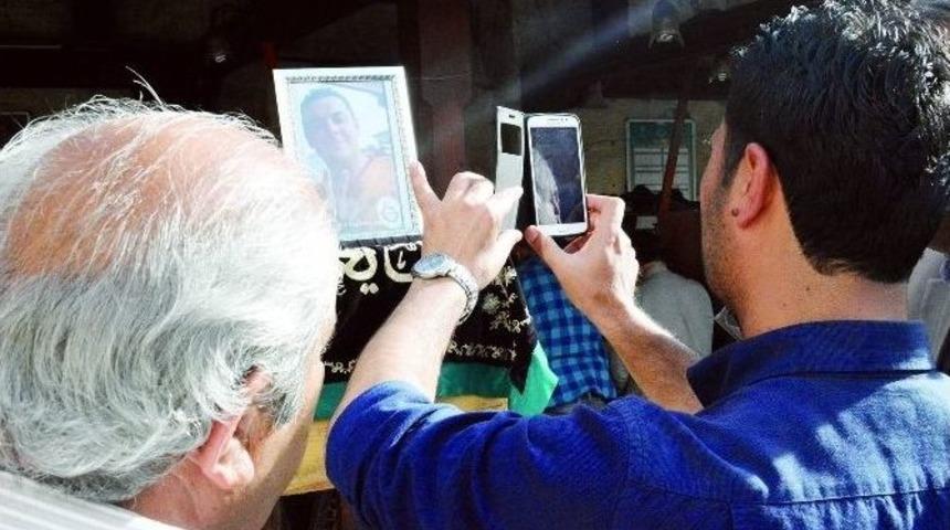 Oğlunun Cenazesini Hastane Odasından G&ouml;zyaşlarıyla İzledi