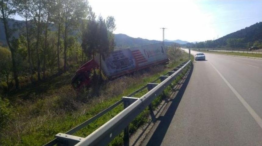 Yoldan &Ccedil;ıkan Tır Yan Yattı
