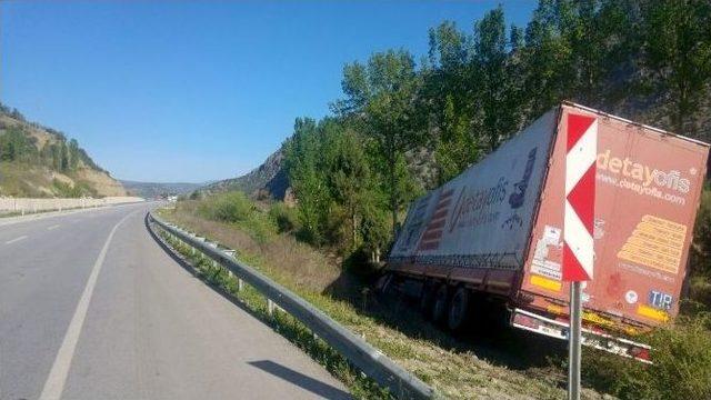 Yoldan Çıkan Tır Yan Yattı