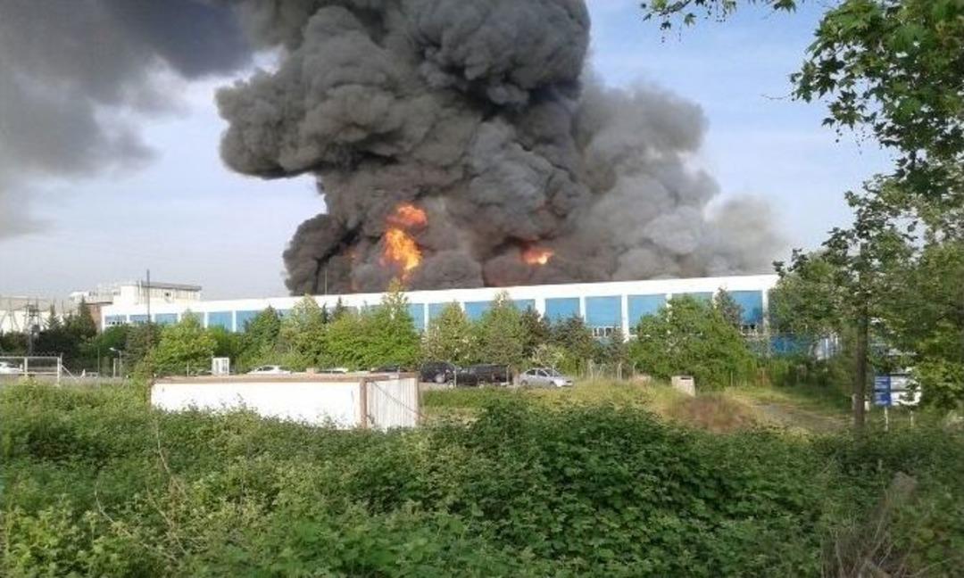 &Uuml;mraniye&rsquo;deki Depo Yangını Kontrol Altına Alındı