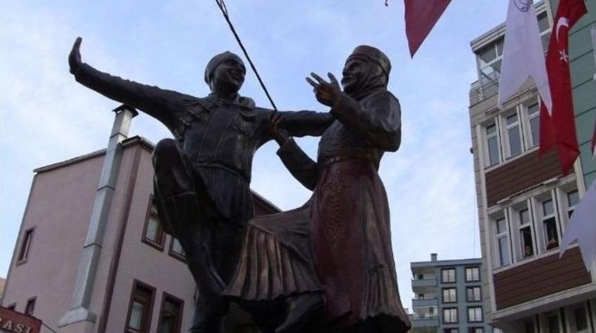 Artvin&rsquo;de D&ouml;nen Platform &Uuml;zerinde Halkoyunları Heykeli