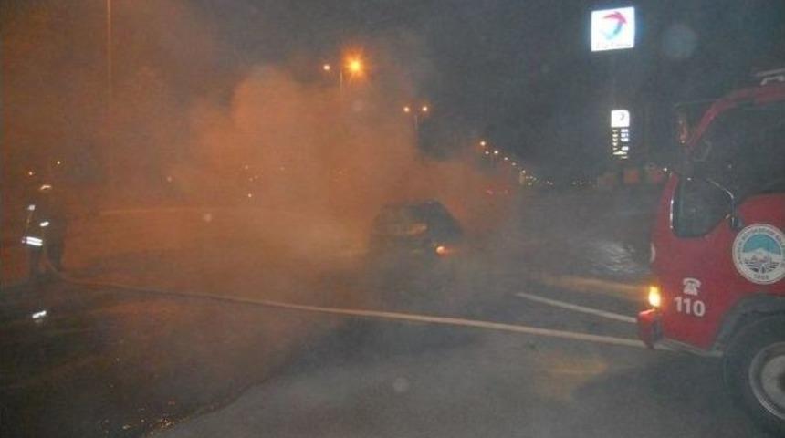 Alev Alev Yanan Otomobili İtfaiye Ekipleri S&ouml;nd&uuml;rd&uuml;