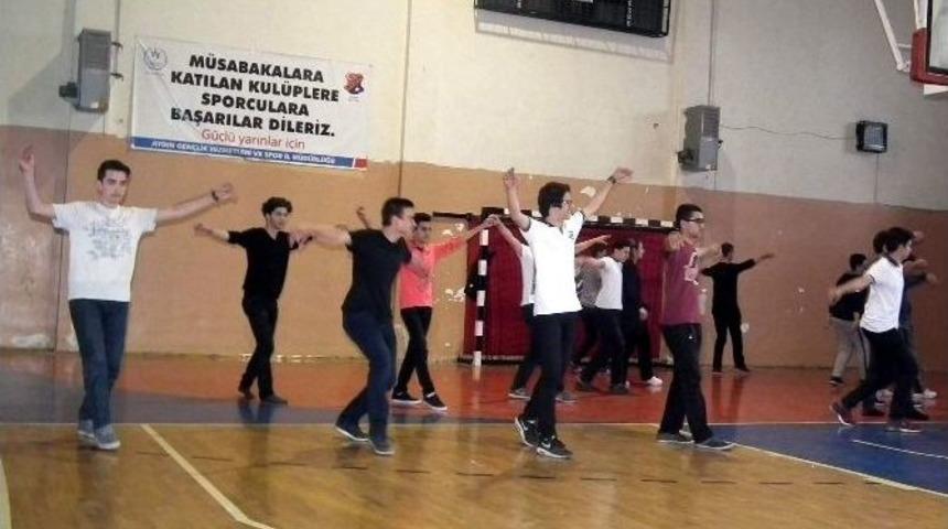 Efeler&rsquo;de Gen&ccedil;lerin Ege Halkoyunlarına Yoğun İlgi