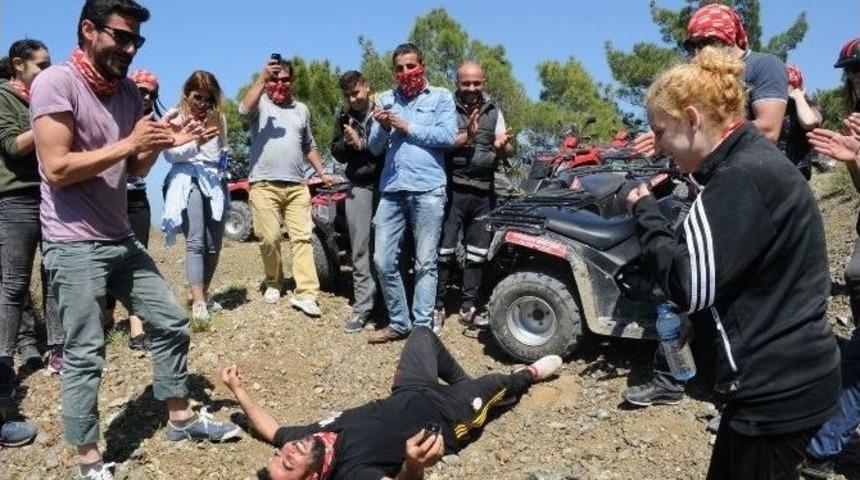 Ağlatarak Evlilik Teklifi Yaptı