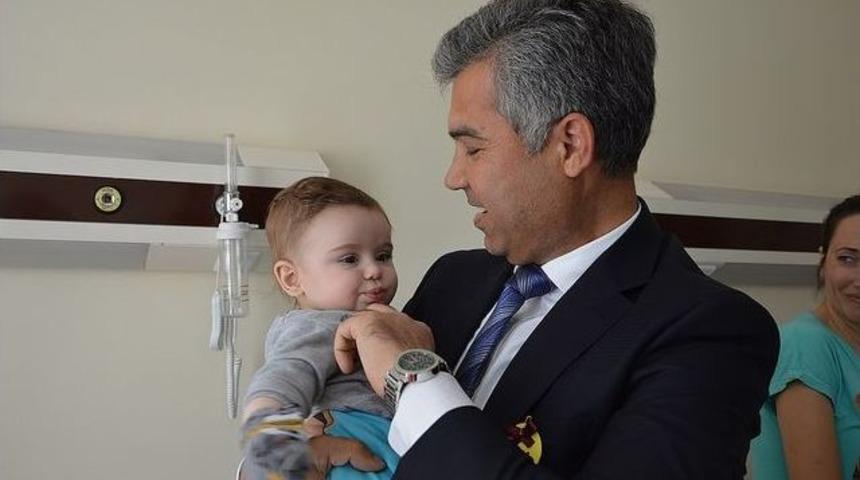 Vali Hamza Erkal, Araştırma Hastanesindeki Çocukları Ziyaret Etti