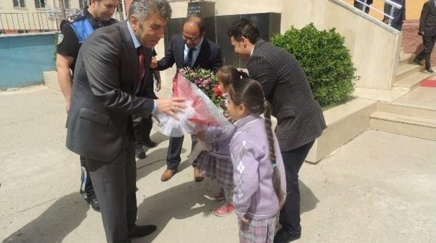 Polisten 1453 T&uuml;rk Ve Suriyeli &Ouml;ğrenciye Yardım