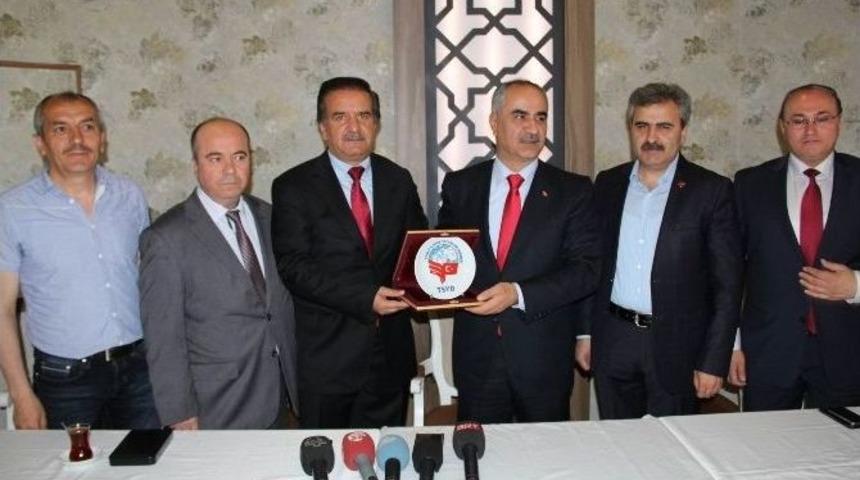 Tsyd Sivas Şubesinden, Belediye Başkanı Aydın&rsquo;a Teşekk&uuml;r Plaketi