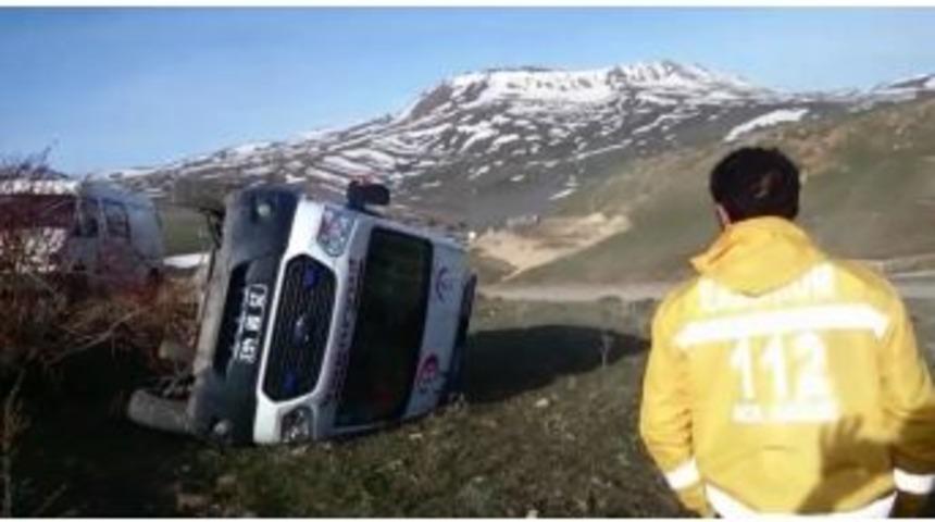 Erzurum&rsquo;a Hasta Getiren Ambulans Yan Yattı