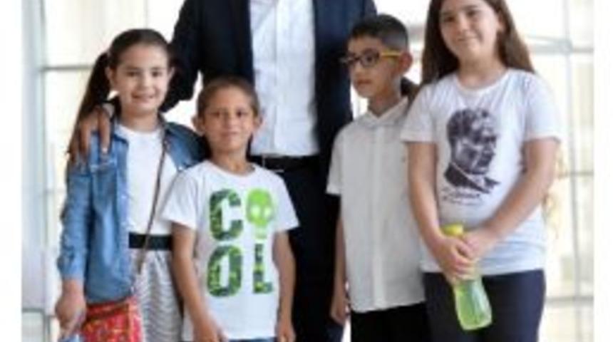 Minik Gazeteciler Uysal&rsquo;ı Soru Yağmuruna Tuttu