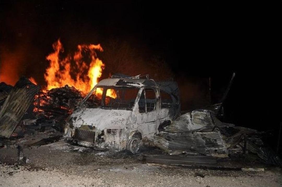 Minib&uuml;s, Ambar Ve Trakt&ouml;r Alev Alev Yandı