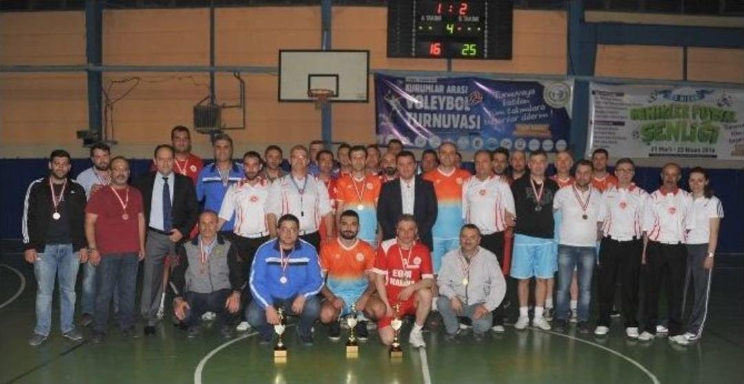 Boz&uuml;y&uuml;k Belediyesi Kurumlar Arası Voleybol Turnuvasının Şampiyonu Milli Eğitim M&uuml;d&uuml;rl&uuml;ğ&uuml; Oldu