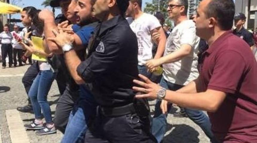 İzmir&rsquo;deki Başbakanlık Ofisi &Ouml;n&uuml;nde Gerginlik: 8 G&ouml;zaltı