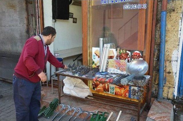 Yasak Yüzünden Baba Mesleğini Bırakıp Tostçu Oldu