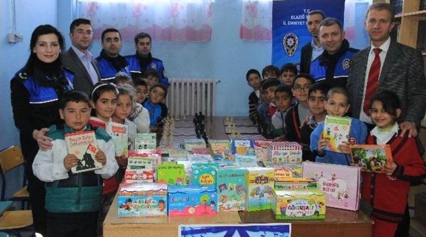 Polis&rsquo;ten, &Ccedil;ocuklara 3 Bin Kitap Hediye