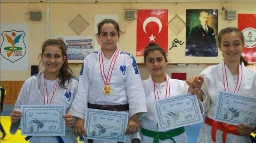 Yunusemreli Judocular Burdur&rsquo;dan Madalyalarla D&ouml;nd&uuml;