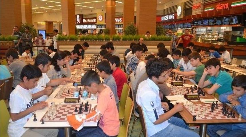 K&uuml;&ccedil;&uuml;k Satran&ccedil; Ustaları, Kozlarını Piazza&rsquo;da Paylaşacak