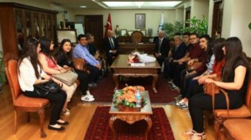 Gen&ccedil; Yeşilay Topluluğu&rsquo;dan Rekt&ouml;r Prof. Dr. G&ouml;n&uuml;ll&uuml;&rsquo;ye Ziyaret