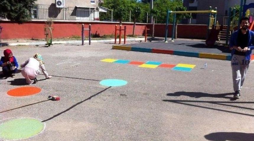 Gen&ccedil;ler &Ouml;ğrencilere Hem &Ouml;ğretiyor Hem Eğlendiriyor