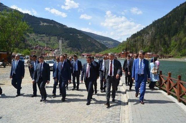 Adalet Bakanı Bekir Bozdağ Trabzon Gezisini Sürdürüyor
