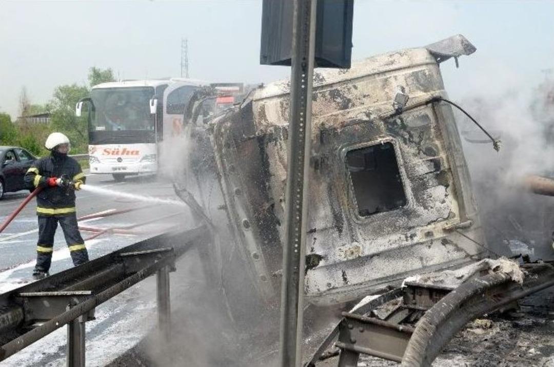 K&ouml;m&uuml;r Y&uuml;kl&uuml; Tır Devrildi, S&uuml;r&uuml;c&uuml; Yanarak Can Verdi