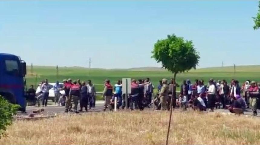 Elektrik Sayacı Taktırmak İstemeyen &Ccedil;ift&ccedil;iler Yolu Kapattı