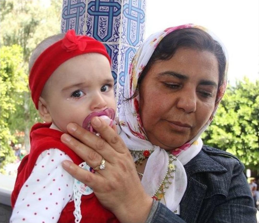 Şehidi Son Yolculuğuna D&ouml;rt Aylık Kızı Defne Uğurladı