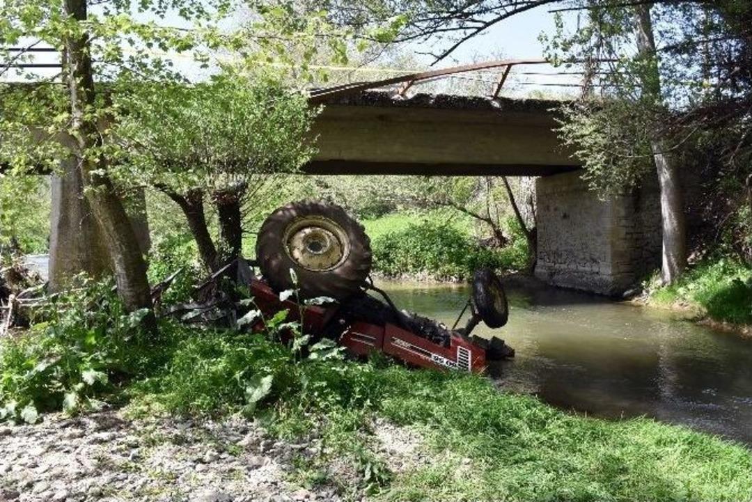 Trakt&ouml;rle Dereye U&ccedil;an S&uuml;r&uuml;c&uuml; Boğularak Can Verdi