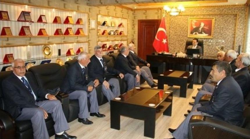 Kıbrıs Gazilerine Yeni T&ouml;ren Kıyafeti Hediye Edildi