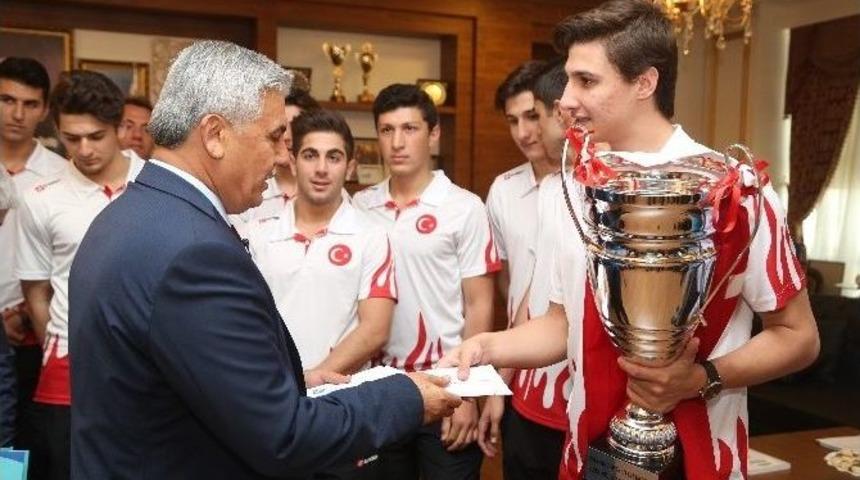 Başkan &Ccedil;alık&rsquo;tan Şampiyonlara Para &Ouml;d&uuml;l&uuml;