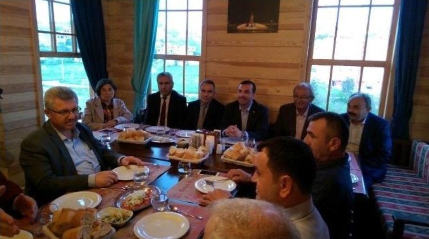 Başkan Sarıcaoğlu, M&uuml;teahhitlerle Bir Araya Geldi