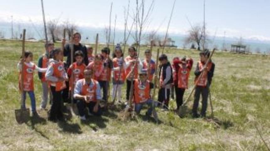 Minik &Ouml;ğrencilerden Fidan Dikimi