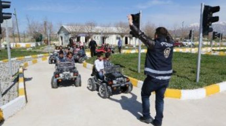 B&uuml;y&uuml;kşehir Belediyesi&rsquo;nden &Ouml;ğrencilere Trafik Eğitimi