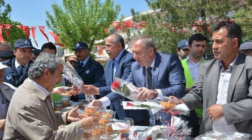 Sungurlu Belediyesi Lokma Ve G&uuml;l Dağıttı