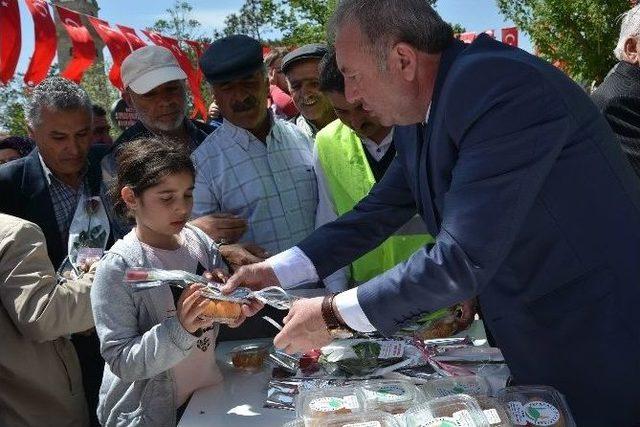 Sungurlu Belediyesi Lokma Ve Gül Dağıttı