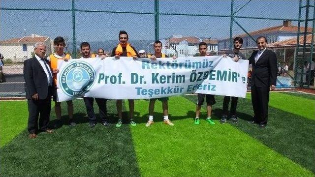 Burhaniye’de Rektör Özdemir’e Pankartlı Teşekkür