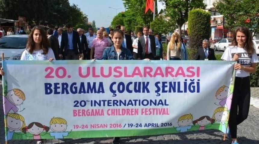 Bergama D&uuml;nya &Ccedil;ocukları İle Cıvıl Cıvıl